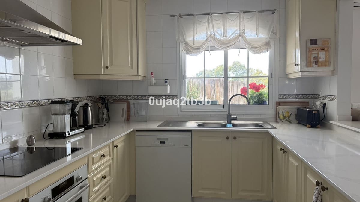 2 chambre Appartement à vendre à Estepona avec piscine garage - 325 000 € (Ref: 9789437)