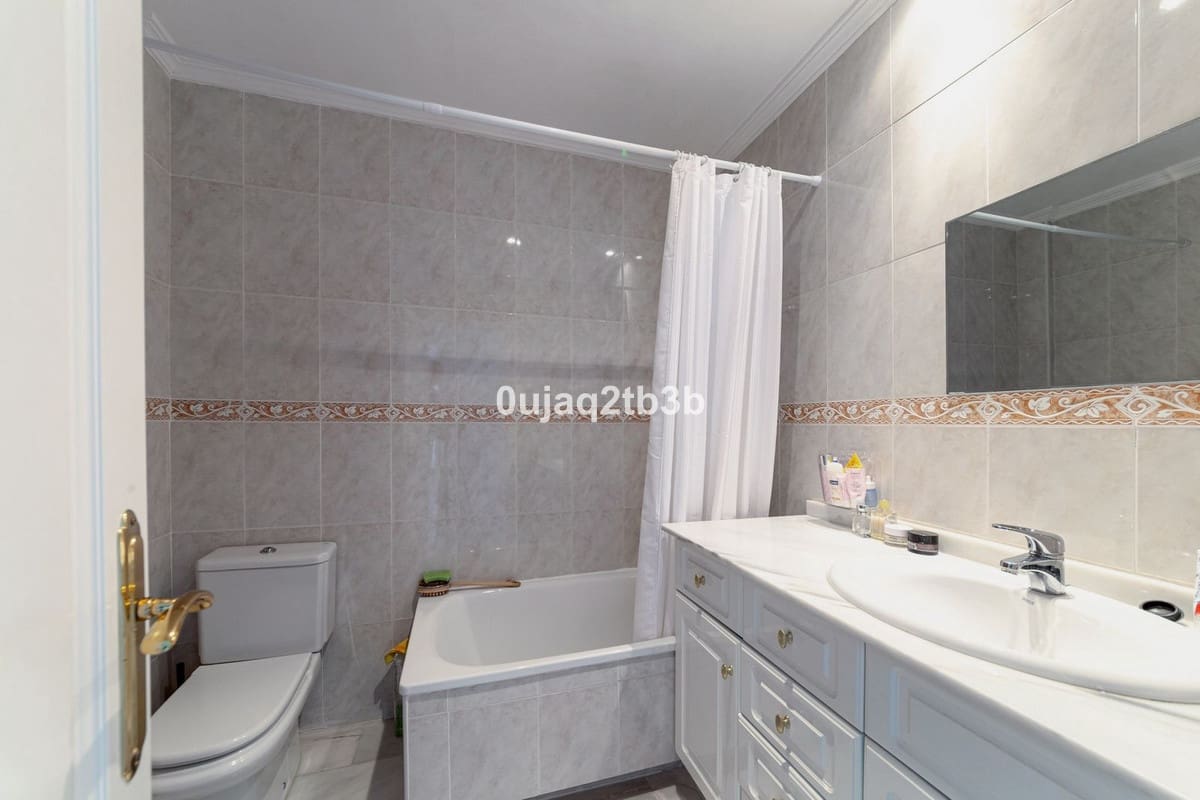 2 bedroom Apartment for sale in Estepona with pool garage - € 325,000 (Ref: 9789437)