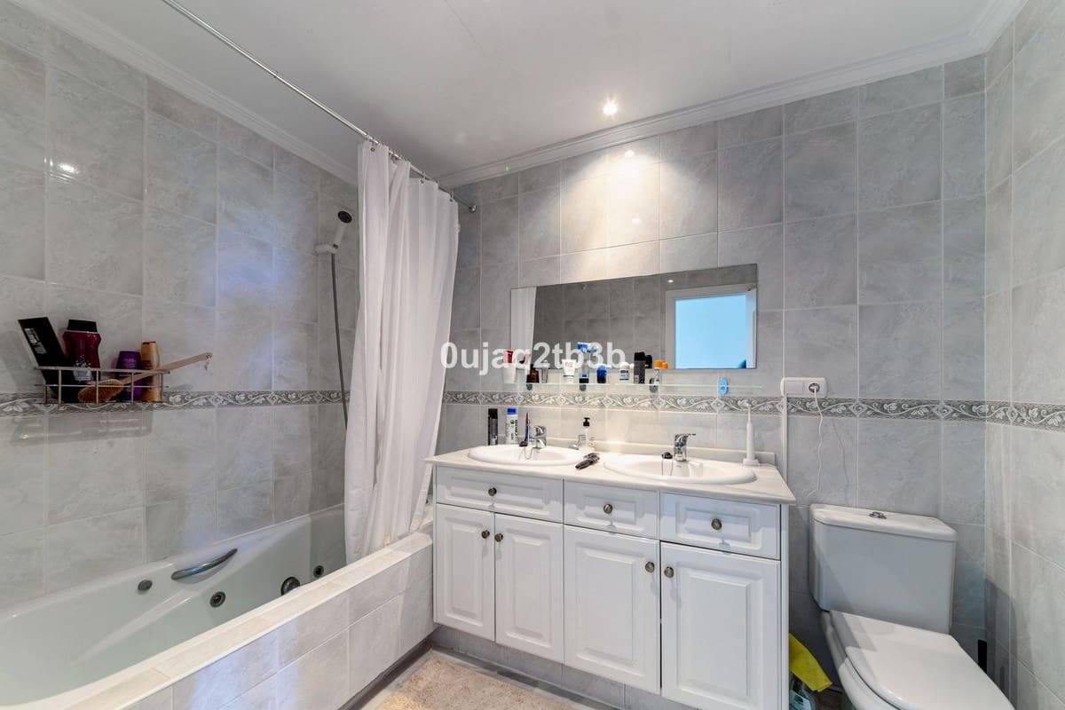 2 bedroom Apartment for sale in Estepona with pool garage - € 325,000 (Ref: 9789437)