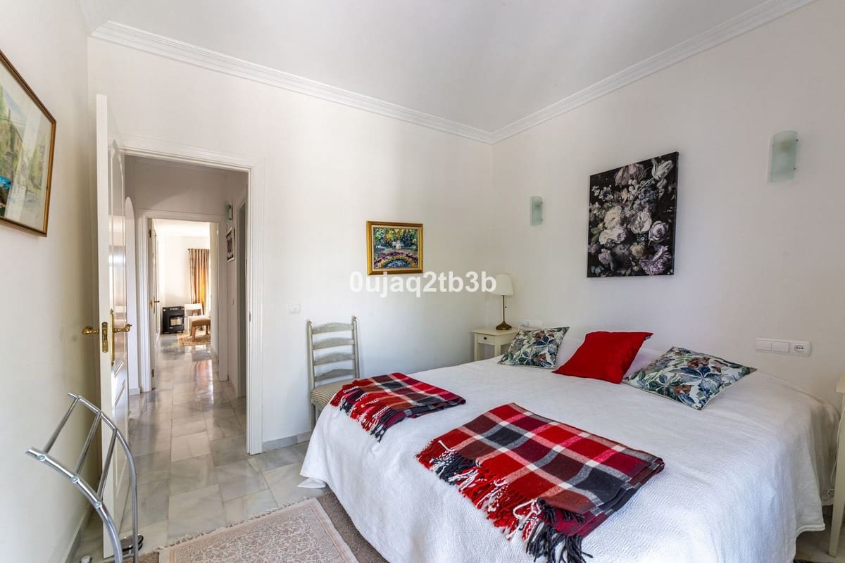 2 bedroom Apartment for sale in Estepona with pool garage - € 325,000 (Ref: 9789437)