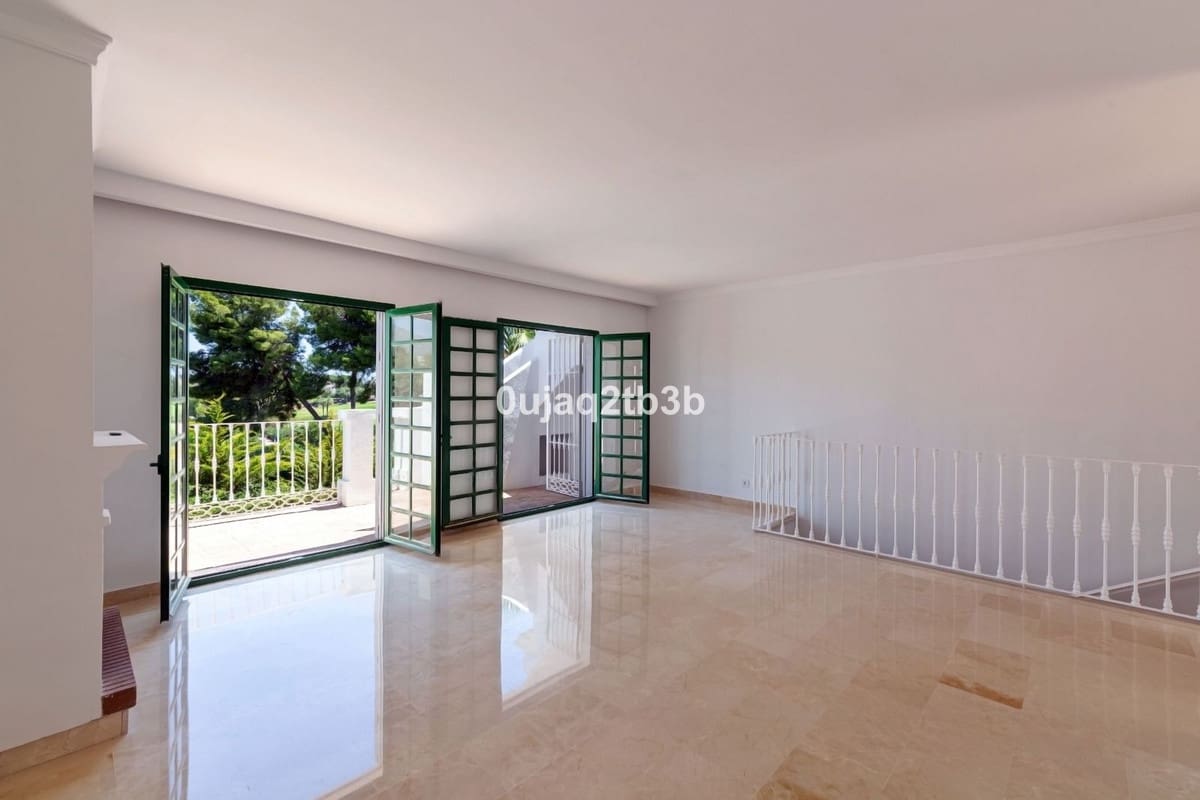 3 Zimmer Haus zu verkaufen in Aloha Golf mit Pool Garage - 750.000 € (Ref: 9890971)