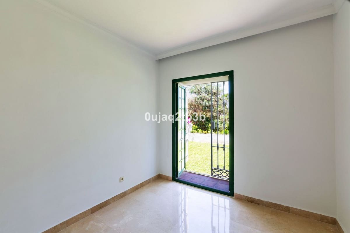 3 Zimmer Haus zu verkaufen in Aloha Golf mit Pool Garage - 750.000 € (Ref: 9890971)