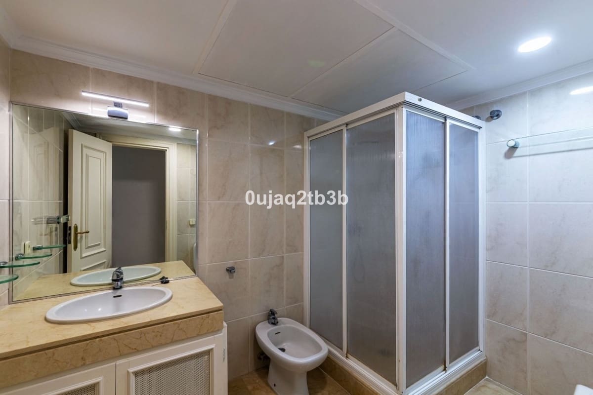 3 Zimmer Haus zu verkaufen in Aloha Golf mit Pool Garage - 750.000 € (Ref: 9890971)