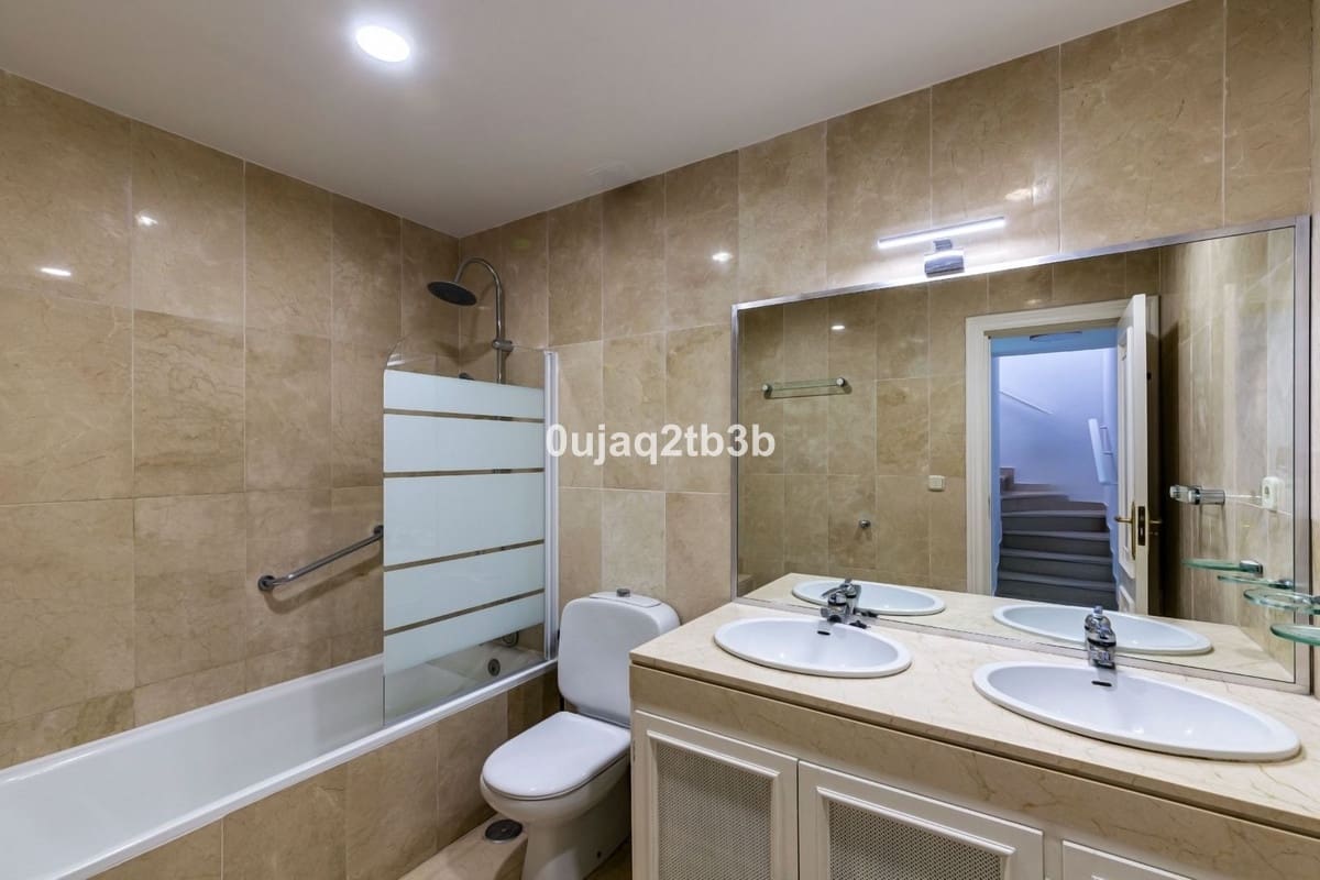 3 Zimmer Haus zu verkaufen in Aloha Golf mit Pool Garage - 750.000 € (Ref: 9890971)