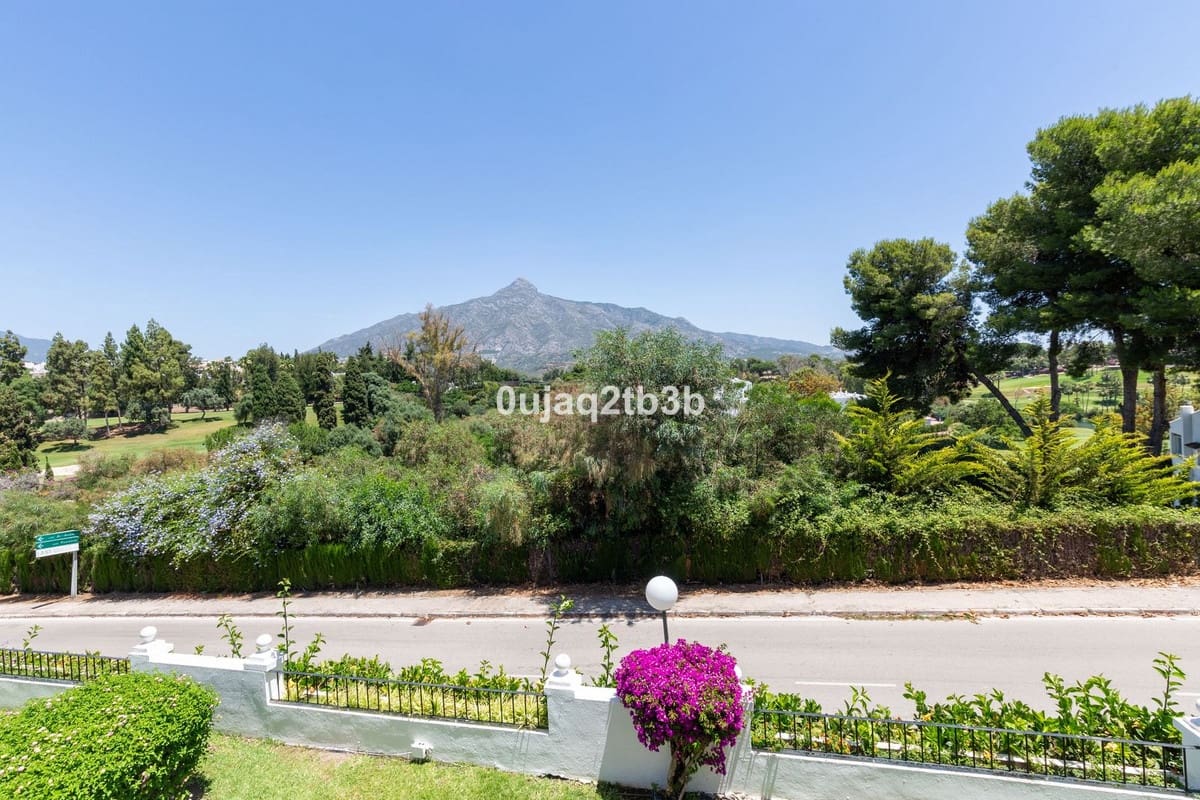 3 Zimmer Haus zu verkaufen in Aloha Golf mit Pool Garage - 750.000 € (Ref: 9890971)
