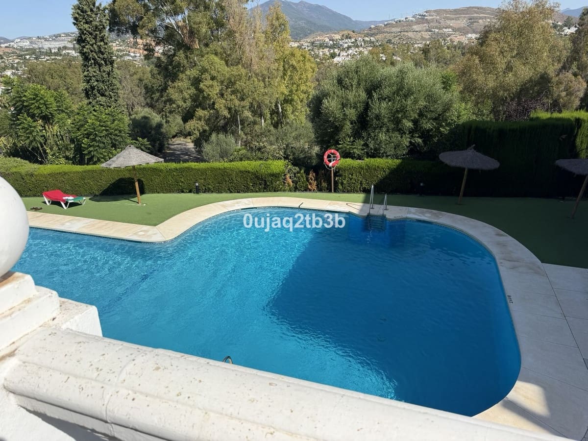 3 Zimmer Haus zu verkaufen in Aloha Golf mit Pool Garage - 750.000 € (Ref: 9890971)