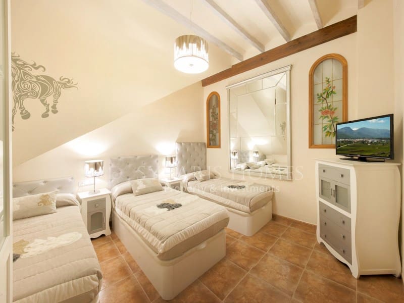 8 Zimmer Hotel zu verkaufen in Jalon / Xalo mit Pool - 1.500.000 € (Ref: 10081058)