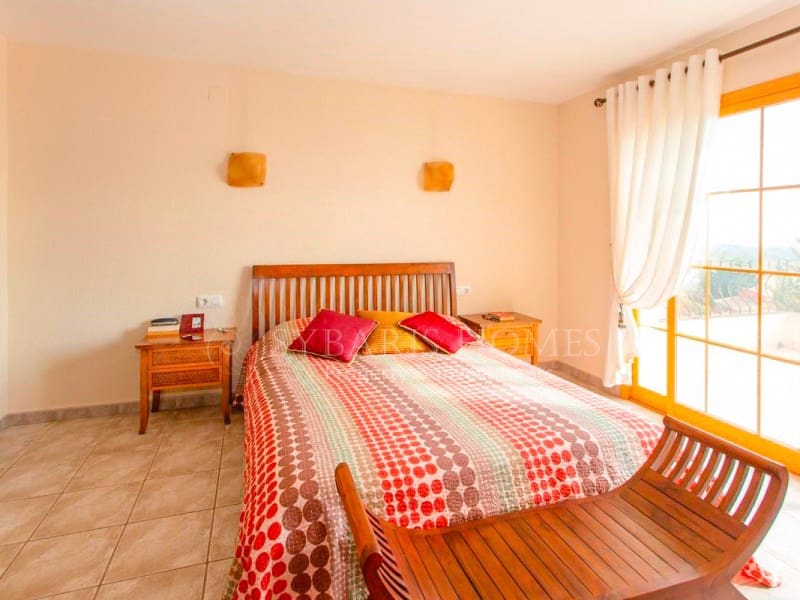 Chalet de 4 habitaciones en Cumbre del Sol en venta con garaje - 697.200 € (Ref: 8537247)