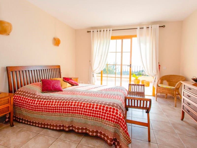 Chalet de 4 habitaciones en Cumbre del Sol en venta con garaje - 697.200 € (Ref: 8537247)