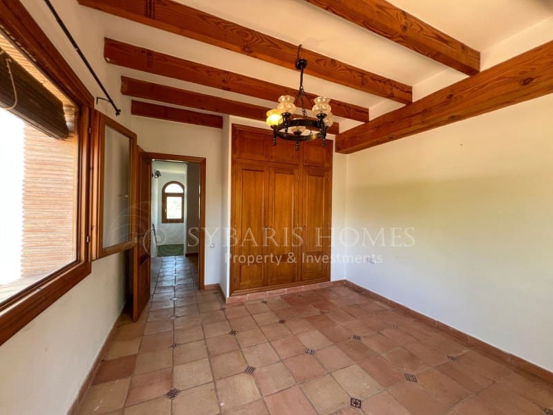 6 bedroom Villa for sale in Orba with pool garage - € 690,000 (Ref: 8976412)