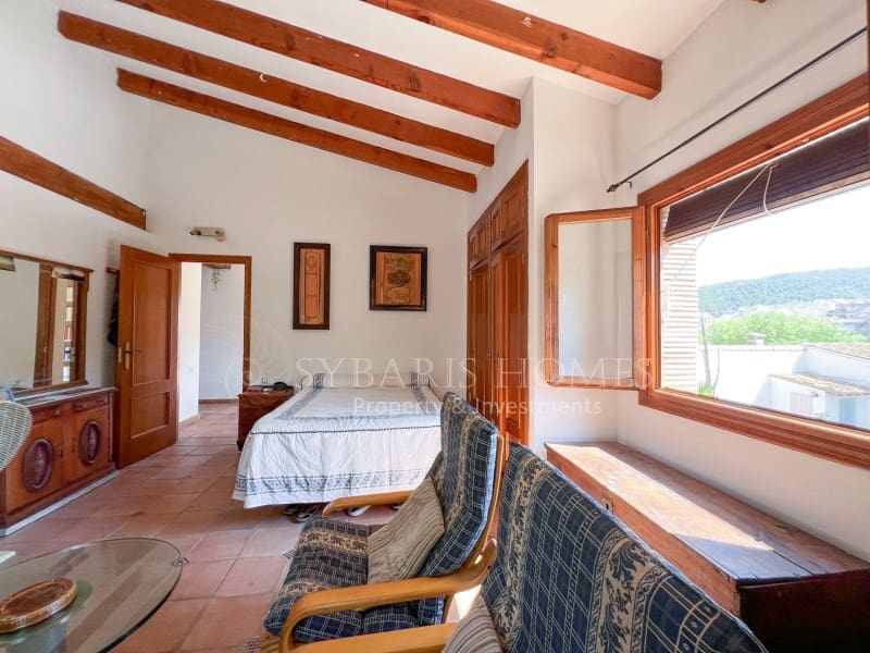6 bedroom Villa for sale in Orba with pool garage - € 690,000 (Ref: 8976412)
