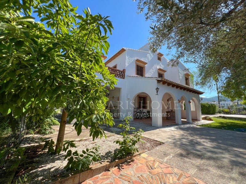 6 bedroom Villa for sale in Orba with pool garage - € 690,000 (Ref: 8976412)