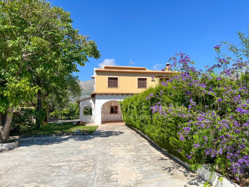 6 bedroom Villa for sale in Orba with pool garage - € 690,000 (Ref: 8976412)