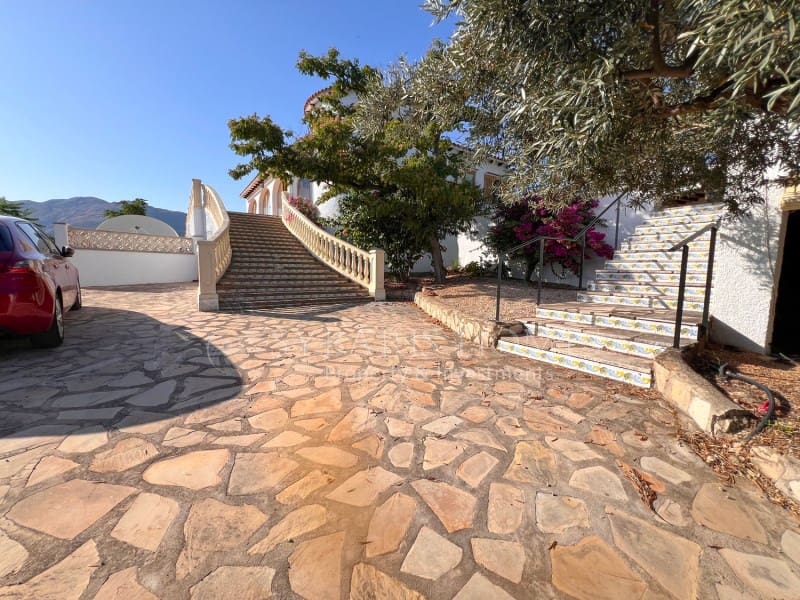 6 soveværelse Villa til salg i Orba med swimmingpool garage - € 690.000 (Ref: 9129958)