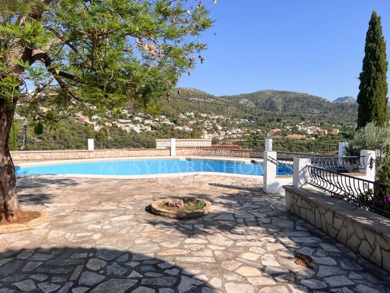 6 soveværelse Villa til salg i Orba med swimmingpool garage - € 690.000 (Ref: 9129958)