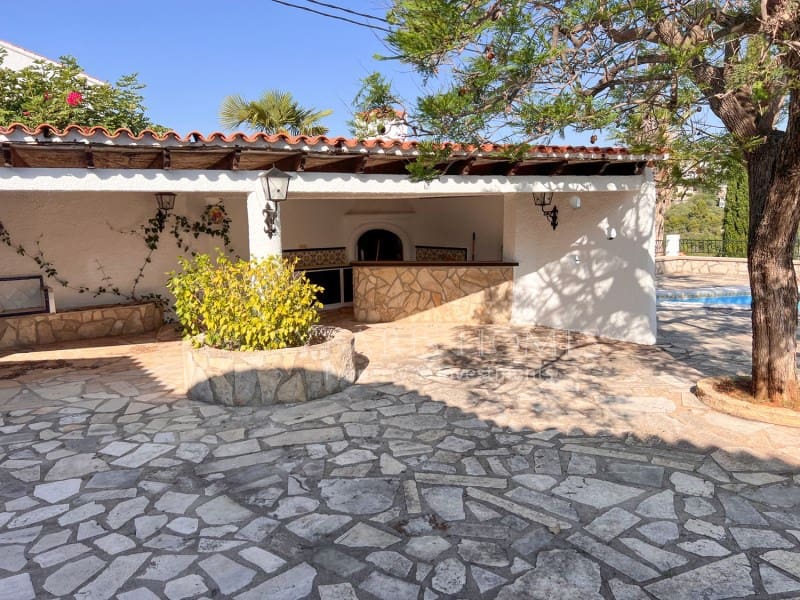 6 soveværelse Villa til salg i Orba med swimmingpool garage - € 690.000 (Ref: 9129958)