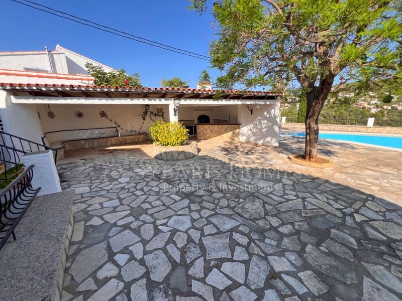 6 soveværelse Villa til salg i Orba med swimmingpool garage - € 690.000 (Ref: 9129958)