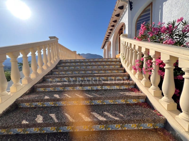 6 soveværelse Villa til salg i Orba med swimmingpool garage - € 690.000 (Ref: 9129958)