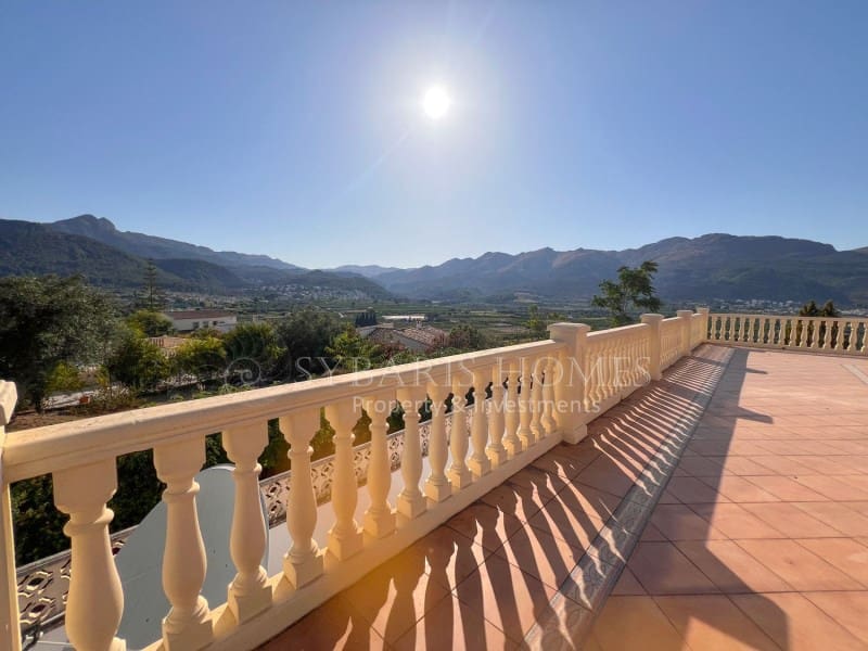 6 soveværelse Villa til salg i Orba med swimmingpool garage - € 690.000 (Ref: 9129958)