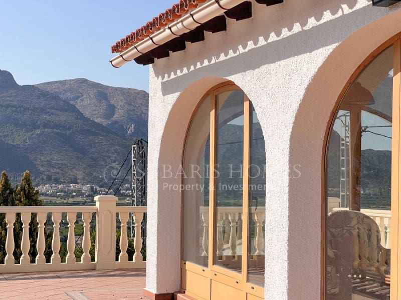 6 soveværelse Villa til salg i Orba med swimmingpool garage - € 690.000 (Ref: 9129958)