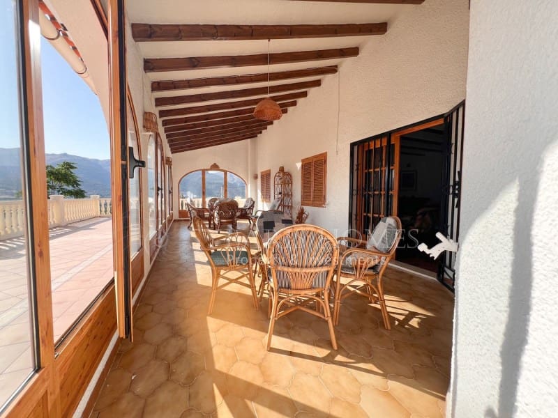 6 soveværelse Villa til salg i Orba med swimmingpool garage - € 690.000 (Ref: 9129958)