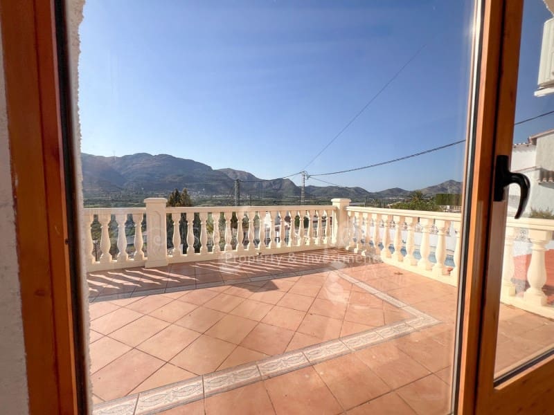 6 soveværelse Villa til salg i Orba med swimmingpool garage - € 690.000 (Ref: 9129958)