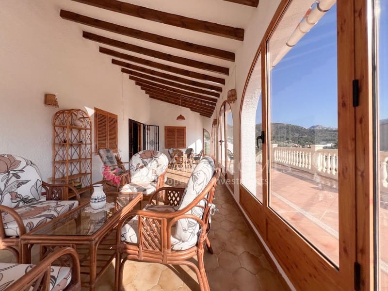 6 soveværelse Villa til salg i Orba med swimmingpool garage - € 690.000 (Ref: 9129958)