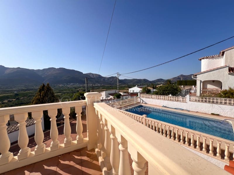 6 soveværelse Villa til salg i Orba med swimmingpool garage - € 690.000 (Ref: 9129958)