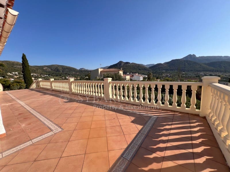 6 soveværelse Villa til salg i Orba med swimmingpool garage - € 690.000 (Ref: 9129958)