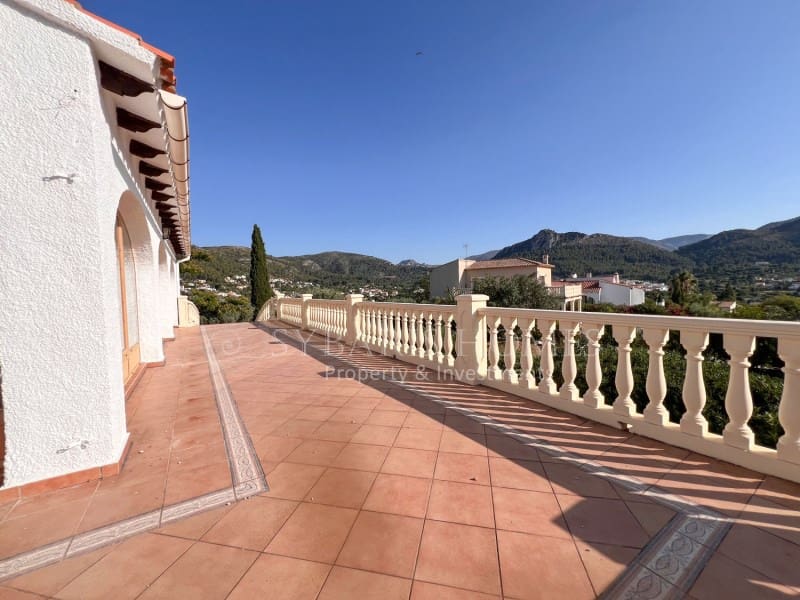 6 soveværelse Villa til salg i Orba med swimmingpool garage - € 690.000 (Ref: 9129958)