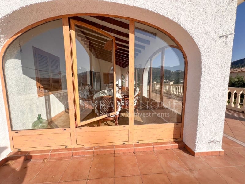 6 soveværelse Villa til salg i Orba med swimmingpool garage - € 690.000 (Ref: 9129958)