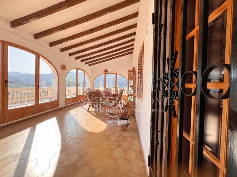 6 soveværelse Villa til salg i Orba med swimmingpool garage - € 690.000 (Ref: 9129958)