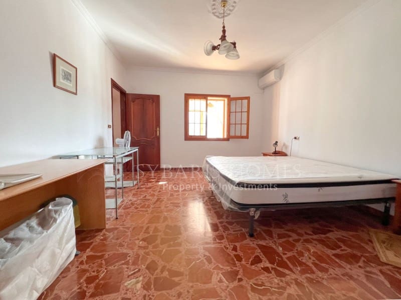 6 soveværelse Villa til salg i Orba med swimmingpool garage - € 690.000 (Ref: 9129958)