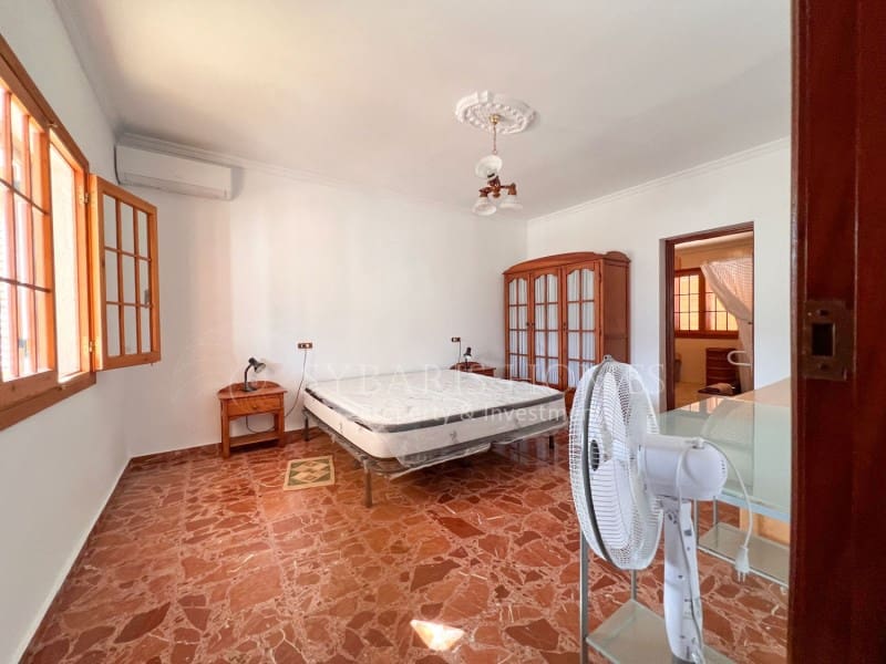 6 soveværelse Villa til salg i Orba med swimmingpool garage - € 690.000 (Ref: 9129958)