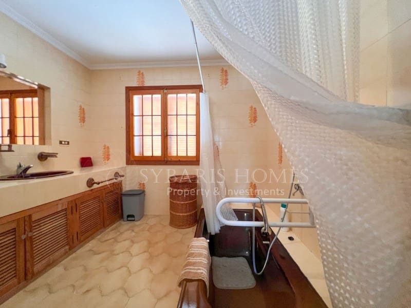 6 soveværelse Villa til salg i Orba med swimmingpool garage - € 690.000 (Ref: 9129958)