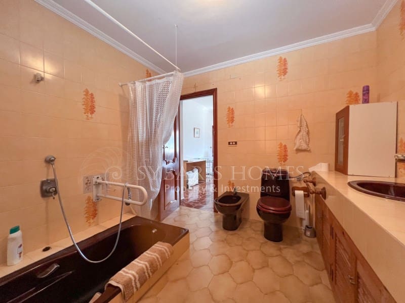 6 soveværelse Villa til salg i Orba med swimmingpool garage - € 690.000 (Ref: 9129958)