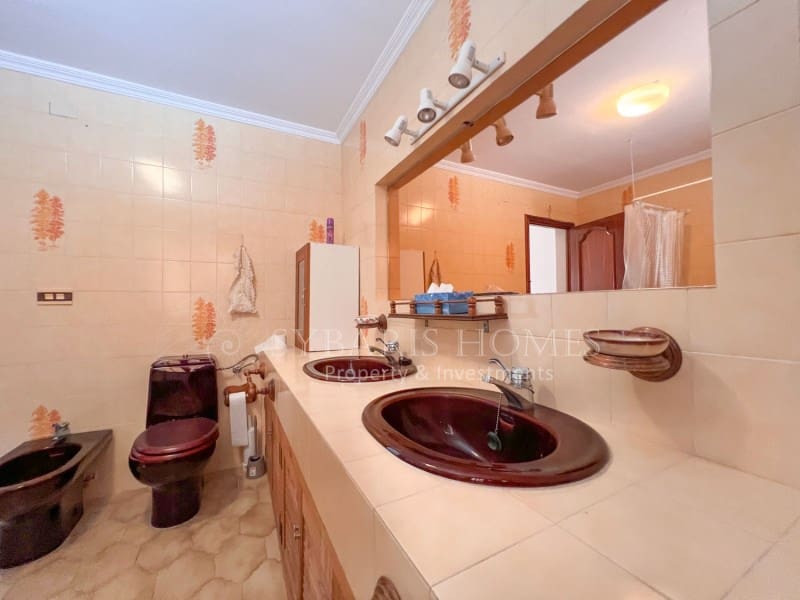 6 soveværelse Villa til salg i Orba med swimmingpool garage - € 690.000 (Ref: 9129958)