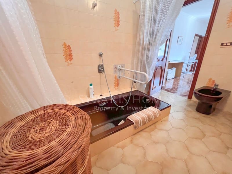 6 soveværelse Villa til salg i Orba med swimmingpool garage - € 690.000 (Ref: 9129958)