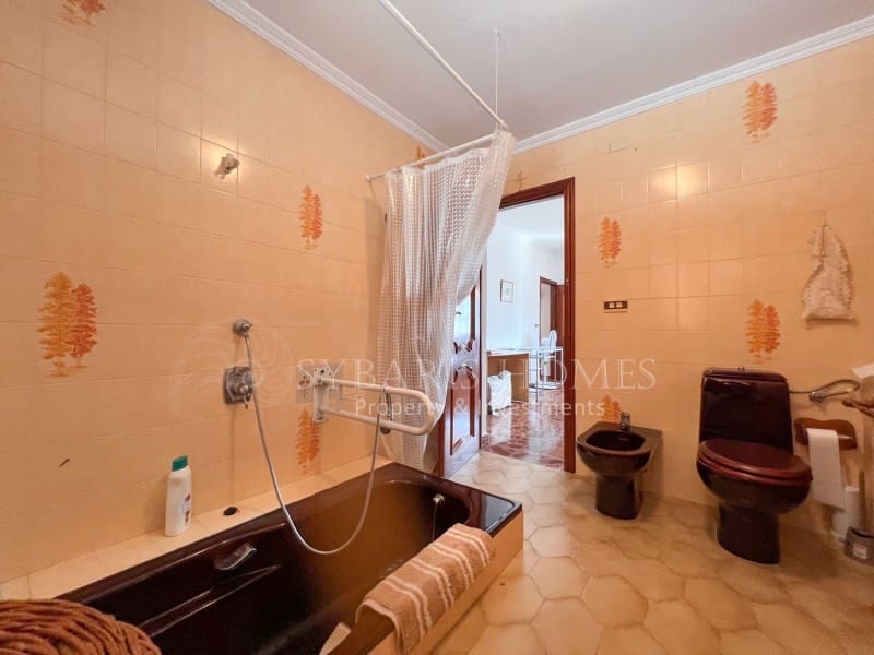 6 soveværelse Villa til salg i Orba med swimmingpool garage - € 690.000 (Ref: 9129958)