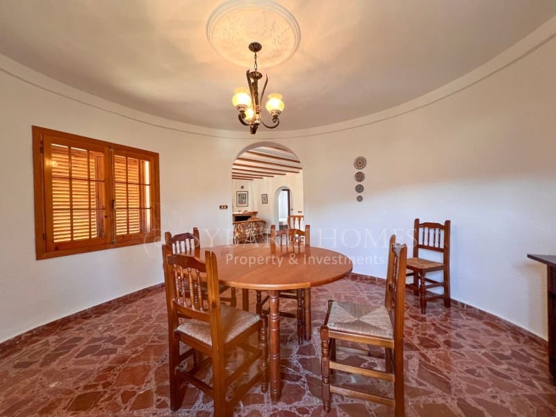 6 soveværelse Villa til salg i Orba med swimmingpool garage - € 690.000 (Ref: 9129958)