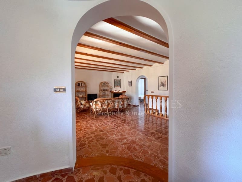 6 soveværelse Villa til salg i Orba med swimmingpool garage - € 690.000 (Ref: 9129958)