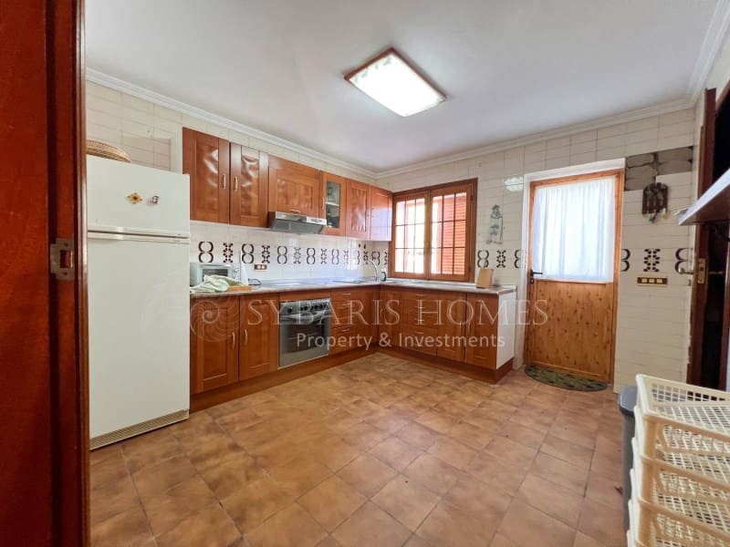 6 soveværelse Villa til salg i Orba med swimmingpool garage - € 690.000 (Ref: 9129958)