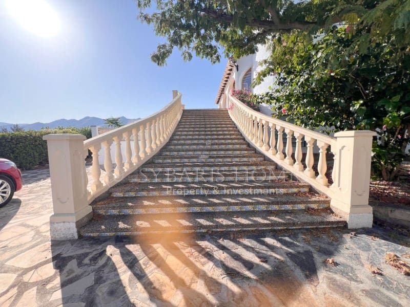 6 soveværelse Villa til salg i Orba med swimmingpool garage - € 690.000 (Ref: 9129958)