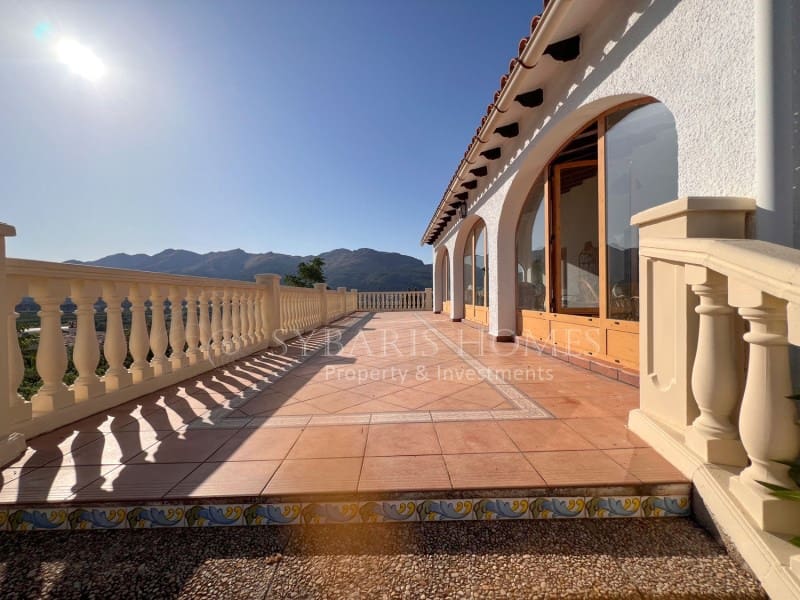 6 soveværelse Villa til salg i Orba med swimmingpool garage - € 690.000 (Ref: 9129958)