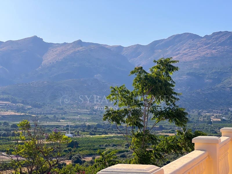 6 soveværelse Villa til salg i Orba med swimmingpool garage - € 690.000 (Ref: 9129958)