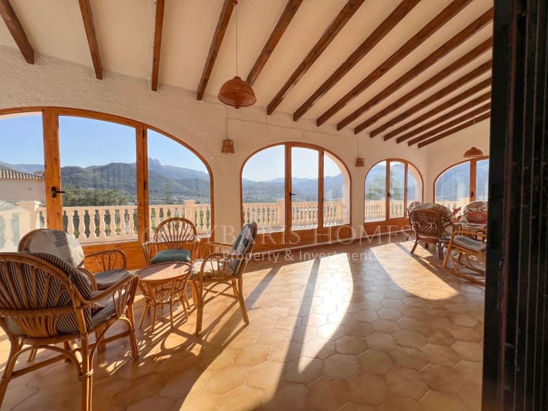 6 soveværelse Villa til salg i Orba med swimmingpool garage - € 690.000 (Ref: 9129958)