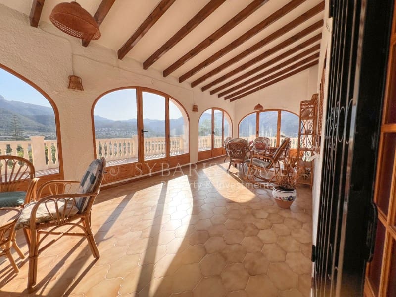 6 soveværelse Villa til salg i Orba med swimmingpool garage - € 690.000 (Ref: 9129958)