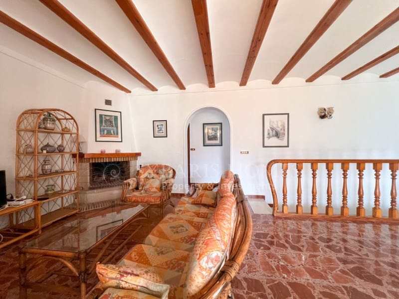 6 soveværelse Villa til salg i Orba med swimmingpool garage - € 690.000 (Ref: 9129958)