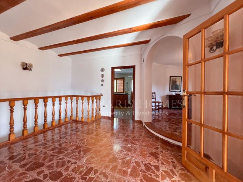 6 soveværelse Villa til salg i Orba med swimmingpool garage - € 690.000 (Ref: 9129958)