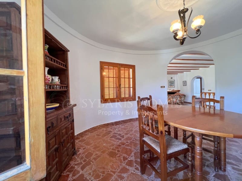 6 soveværelse Villa til salg i Orba med swimmingpool garage - € 690.000 (Ref: 9129958)